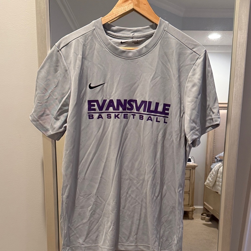 NWOT Nike Light Gray Evansville Dri Fit Basketball Tee (41)